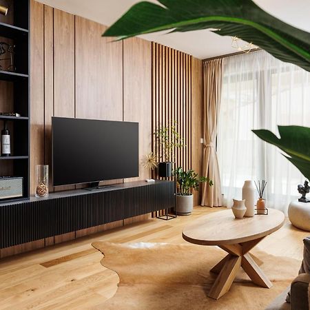 Pure Living Apartment W. Private Parking 브라쇼브 외부 사진