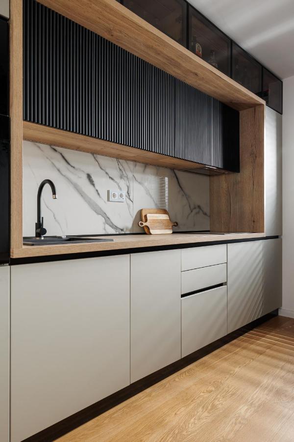 Pure Living Apartment W. Private Parking 브라쇼브 외부 사진