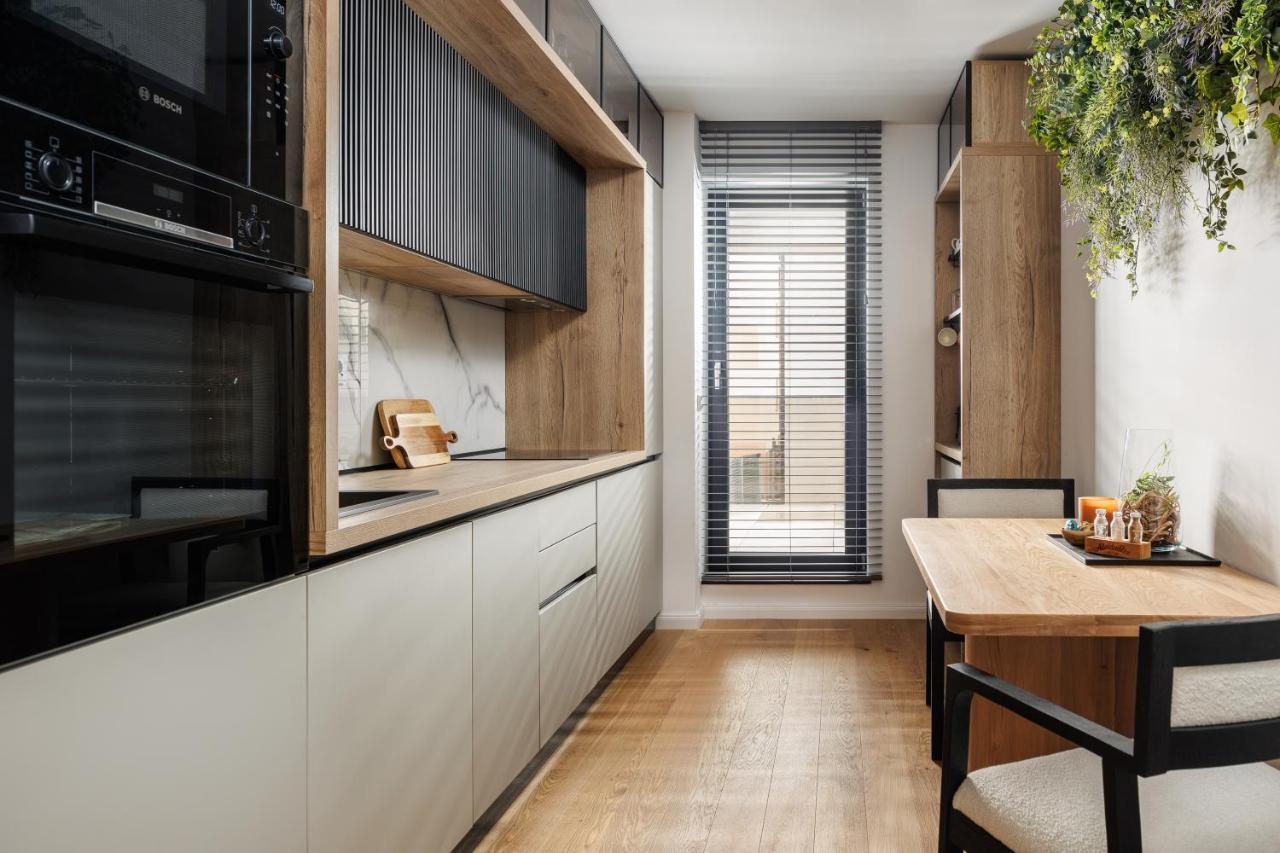 Pure Living Apartment W. Private Parking 브라쇼브 외부 사진